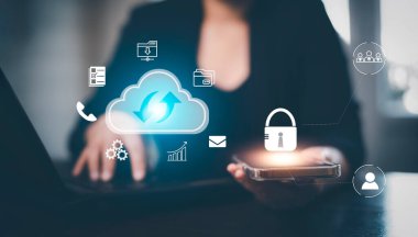 Smartphone ve Keys 'i kullanarak Cloud Computing Technology Internet Depolama Ağı Konsepti, büyük veri internet teknolojisi, Bulut paylaşımı ve yüklemesi ile ilgili veri bilgilerine bağlanın.
