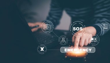 Evde acil durum uygulaması, arama telefonu, sohbet mesajı simgesi, yaşlılar için akıllı telefondan acil durum uygulaması, teknoloji kavramı. Eski el teması cep telefonu ve yardım çağrısı.