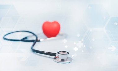 Stetoskop ve sağlık sigortalı kırmızı kalp, doktor steteskop ve kırmızı kalp kontrolü kalp sağlığı hizmetleri, beyaz arka planda kalbi kontrol etme aracı egzersizi temsil ediyor, izole edilmiş. 