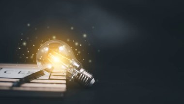 Düşünme ve yaratıcı konsept, Kitap ve ampul üzerindeki ampul tarzı bokeh vintage karanlık arkaplan, kitap okuma, bilgi ve yeni fikirler arama fikri kavramı.