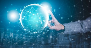 İş adamı bağlantı sistemini ve küresel veri alışverişini elinde tutuyor. İş ağı bağlantısı kavramı. Modern web sistemi kablosuz bağlantı fütüristik kavramını gösteren hologram ekranı