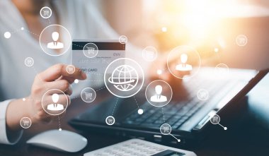 Kredi kartı tutan kadın, internetten kredi kartı, online ödeme, çevrimiçi alışveriş, e-ticaret, internet bankacılığı, harcama para konsepti gibi şeyler satın alıyor..