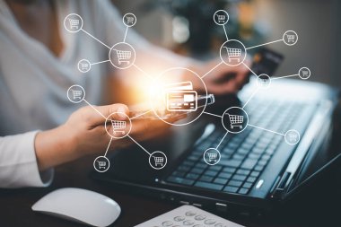 Kredi kartı tutan kadın, internetten kredi kartı, online ödeme, çevrimiçi alışveriş, e-ticaret, internet bankacılığı, harcama para konsepti gibi şeyler satın alıyor..