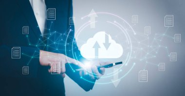Cloud Computing Technology Internet Depolama Ağı Konsepti ve internet teknolojisi aracılığıyla büyük bir veri tabanı olan Cloud Computing Technology İnternet Depolama Ağı 'ndaki veri bilgilerine dokunan adam, Bulut Paylaşımı ve Yükleme