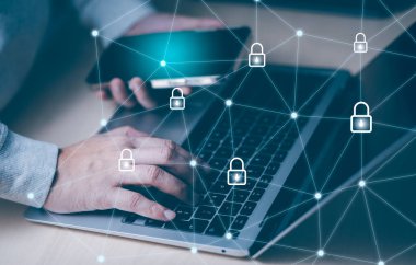 Sanal ekranda anahtar güvenlikli akıllı telefon, internet ve ağ konsepti ile el teması teknolojisi, uluslararası danışmanlık şirketinin sosyal medyası, sosyal ağ hologramı simgeleri.