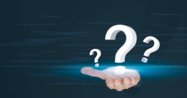 Online soru sor, İş adamı el ele tutuş arayüzü soru işaretleri işareti, soru işaretleri siyah arkaplan üzerine çizilmiş. Bir cevap arama kavramı, belirsizlik ve problem çözme.