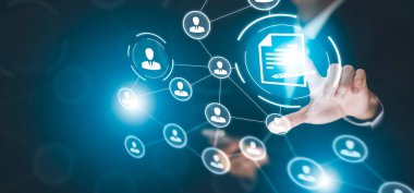 İşadamı, belge yönetim sisteminin el ele dokunun, çevrimiçi belge veritabanı ve dosya işleri, bilgi, kurumsal iş teknolojisi verimli bir şekilde yönetmek için otomasyon işleme.