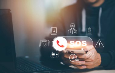 Evde acil durum uygulaması olan Smart Phone kullanan bir adam, arama telefonu, sohbet mesajı simgesi, yaşlılar için akıllı telefondan acil durum uygulaması, teknoloji kavramı. Eski el teması cep telefonu ve yardım çağrısı.