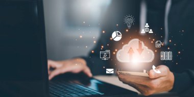 Cloud Computing Technology Internet Depolama Ağı Konsepti ve internet teknolojisi aracılığıyla büyük bir veri tabanı olan Cloud Computing Technology İnternet Depolama Ağı 'ndaki veri bilgilerine dokunan adam, Bulut Paylaşımı ve Yükleme