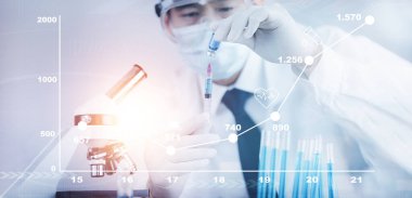 Steteskop taşıyan doktor veya bilim adamı COVID-19 aşısı, kızamık, koronavirüs aşısı salgın aşısı, aşı aşısı, virüs covid-19 korona virüsüne karşı mücadele kavramı