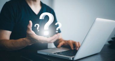 Online soru sor, İş adamı el ele tutuş arayüzü soru işaretleri işareti, soru işaretleri siyah arkaplan üzerine çizilmiş. Bir cevap arama kavramı, belirsizlik ve problem çözme.