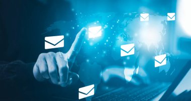 İş adamı elle iletişim simgeleri, harf simgeleri, e-posta simgeleri ve haber e- postalarınızı ve kişisel bilgilerinizi veya spam postalarınızı, Müşteri hizmetleri çağrı merkezi irtibatınızı koruyun.