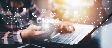 Cloud Computing Technology Internet Depolama Ağı Konsepti, büyük veri internet teknolojisi, Bulut paylaşım ve yükleme veri bilgilerine dokunmatik olarak bağlı olan el bilgisayarı kullanımı.