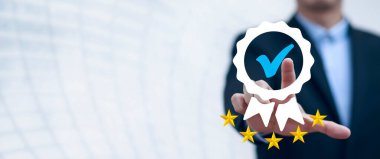 İşletme hizmetlerinin kalite güvencesi, İşadamı El, Kara arka plan, Garanti, Standartlar, ISO sertifikası ve standartlaştırma konseptinde en üst düzey hizmet kalitesi güvencesinin işaretini gösteriyor.