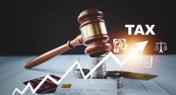 Concept Tax Med Gammalt Trä Domare Hammare Med Stapling Mynt — Stockfoto