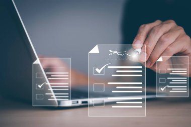 Çevrimiçi elektronik belgeleri imzalamak Elektronik imzalı iş adamı, e-imza, dijital belge yönetimi, kağıtsız ofis, iş sözleşmesi konsepti imzalamak,