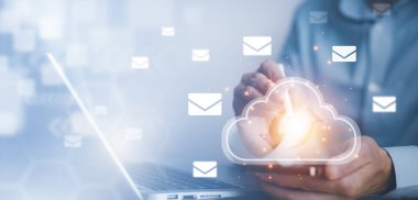 Cloud Computing Technology Internet Depolama Ağı Konsepti, büyük veri internet teknolojisi, Bulut paylaşım ve yükleme veri bilgilerine dokunmatik olarak bağlı olan el bilgisayarı kullanımı.