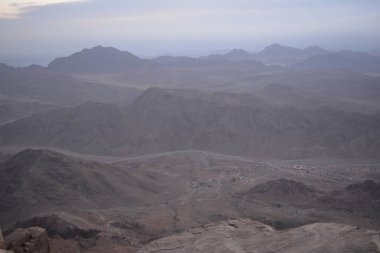 Mısır. Sabahın köründe Sina Dağı 'ndan görüş..