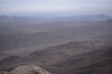 Mısır. Sabahın köründe Sina Dağı 'ndan görüş..