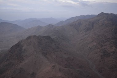 Mısır. Sabahın köründe Sina Dağı 'ndan görüş..