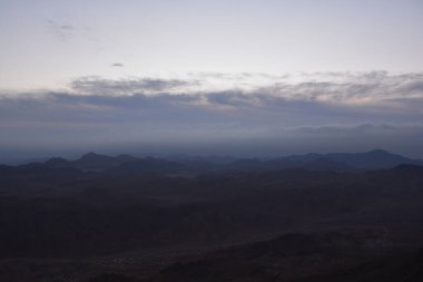 Mısır. Sabahın köründe Sina Dağı 'ndan görüş..