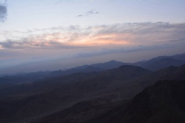 Mısır. Sabahın köründe Sina Dağı 'ndan görüş..