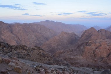 Mısır. Sabahın köründe Sina Dağı 'ndan görüş..
