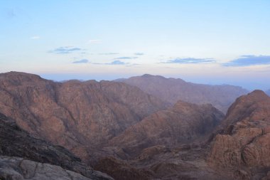 Mısır. Sabahın köründe Sina Dağı 'ndan görüş..