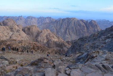 Mısır. Sabahın köründe Sina Dağı 'ndan görüntü. Hac yeri ve ünlü turistik mekan. Hacıların geçtiği yol Musa 'nın dağına çıkar. Uzakta, St. Catherine Manastırı..