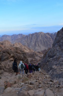 Mısır. Sabahın köründe Sina Dağı 'ndan görüntü. Hac yeri ve ünlü turistik mekan. Hacıların geçtiği yol Musa 'nın dağına çıkar. Uzakta, St. Catherine Manastırı..
