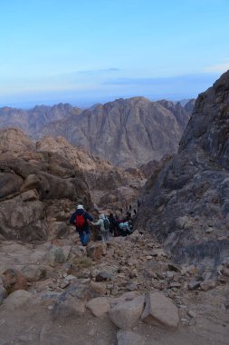 Mısır. Sabahın köründe Sina Dağı 'ndan görüş..