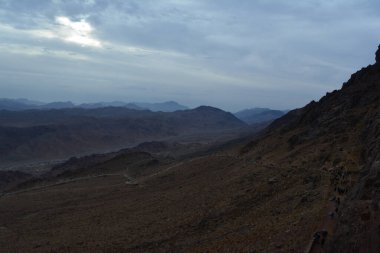 Mısır. Sabahın köründe Sina Dağı 'ndan görüş..