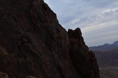 Mısır. Sina. Dağlar mavi gökyüzüne karşı.