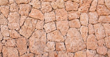 Düzensiz desenli taş duvarlar..