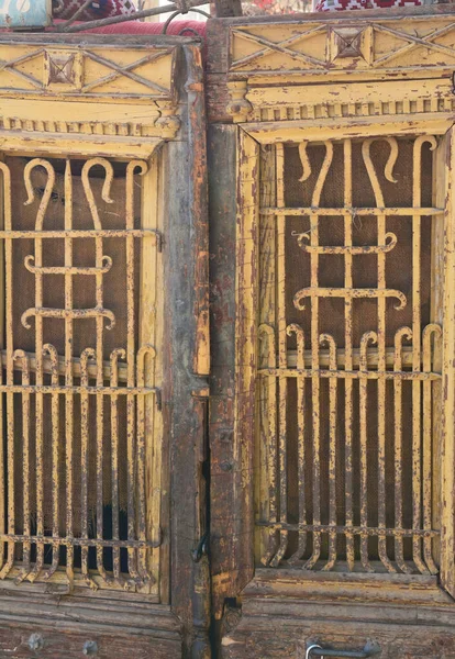 Oude houten deuren met metalen elementen. Egypte. — Stockfoto