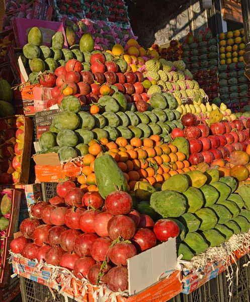 Vente de fruits dans le vieux marché dans un lieu touristique. — Photo