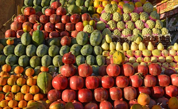 Verkauf von Obst auf dem alten Markt in einem Touristenort. — Stockfoto