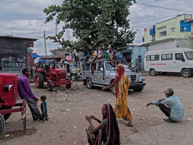 04 03 2019 Alacakaranlık Poshina yakınlarındaki Rajasthan Sınırı 'nda Aravali Rang Gujarat yakınlarında taksi olarak kullanılan Yolcu Cipiyle yüklü
