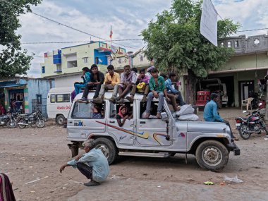04 03 2019 Alacakaranlık Poshina yakınlarındaki Rajasthan Sınırı 'nda Aravali Rang Gujarat yakınlarında taksi olarak kullanılan Yolcu Cipiyle yüklü