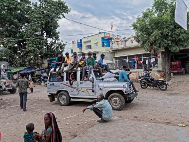29 Ekim 2019 Poshina Kuzey Gujarat Hindistan yakınlarındaki Aravali Tepeleri 'ndeki bir markette kimliği belirsiz insanlar.