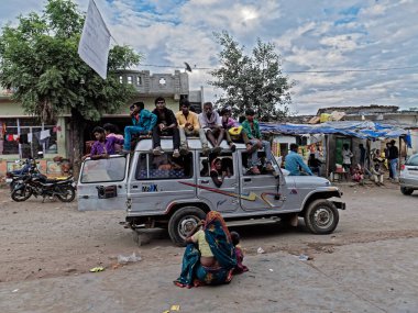 04 03 2019 Alacakaranlık Poshina yakınlarındaki Rajasthan Sınırı 'nda Aravali Rang Gujarat yakınlarında taksi olarak kullanılan Yolcu Cipiyle yüklü