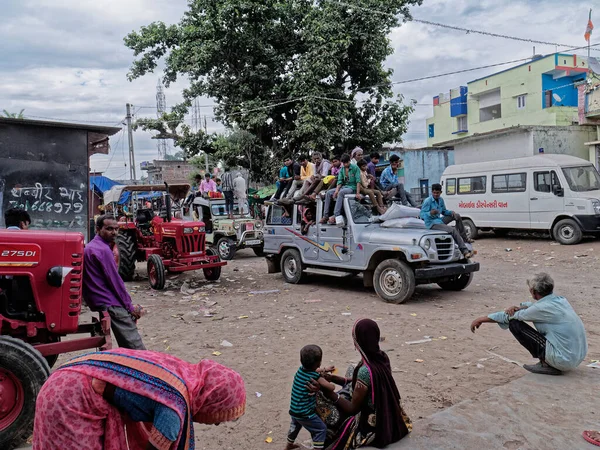 04 03 2019 Alacakaranlık Poshina yakınlarındaki Rajasthan Sınırı 'nda Aravali Rang Gujarat yakınlarında taksi olarak kullanılan Yolcu Cipiyle yüklü