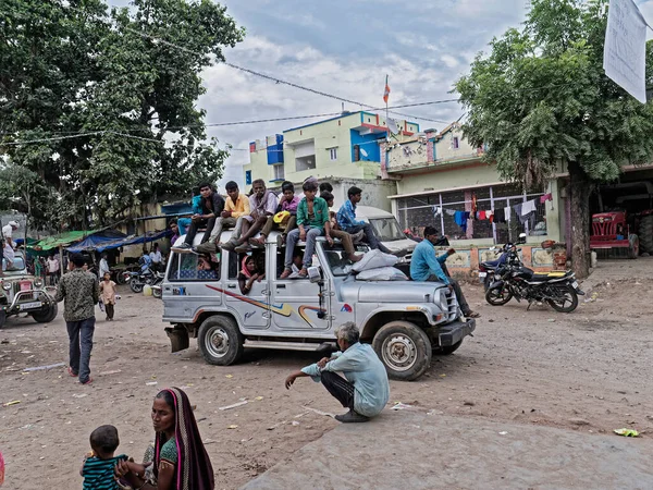 29 Ekim 2019 Poshina Kuzey Gujarat Hindistan yakınlarındaki Aravali Tepeleri 'ndeki bir markette kimliği belirsiz insanlar.