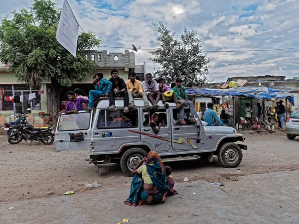 04 03 2019 Alacakaranlık Poshina yakınlarındaki Rajasthan Sınırı 'nda Aravali Rang Gujarat yakınlarında taksi olarak kullanılan Yolcu Cipiyle yüklü