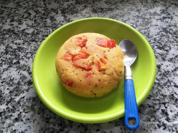 2021 Haldi Tomato Upma Placă Galbenă Lingură Albastră Acasă Alimente — Fotografie, imagine de stoc