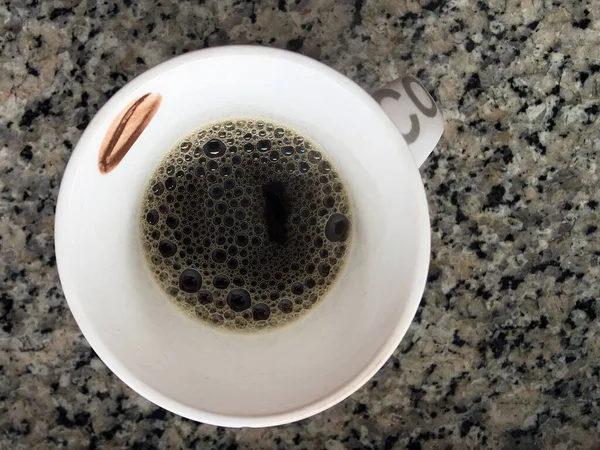 2020年6月18日グレープラットフォーム上のホワイトカップブラックコーヒー Kalyan Maharashtra India — ストック写真