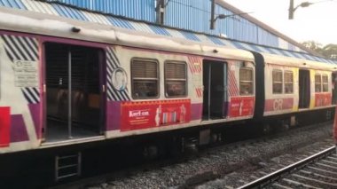 CST bölgesi Thane Maharashtra Hindistan 'a giden 12 18: 19 Elektrik Banliyö Treni Canlı Dombivli İstasyonu