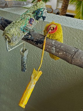 08 10 2021 Bambu iskelesi üzerinde kurumaya bırakılan boya silindirleri Kalyan Maharashtra Hindistan