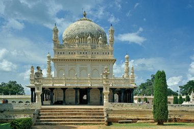 10: 30 2009 Tippu Sultanının Mimari-Gumbaz Anıtmezarı ve babası Hyder Ali ve annesi FathimaBegam.Srirangapatna (124; Mysore Karnataka-INDIA yakınlarında)