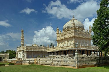 10: 30 2009 Tippu Sultanının Mimari-Gumbaz Anıtmezarı ve babası Hyder Ali ve annesi FathimaBegam.Srirangapatna (124; Mysore Karnataka-INDIA yakınlarında)